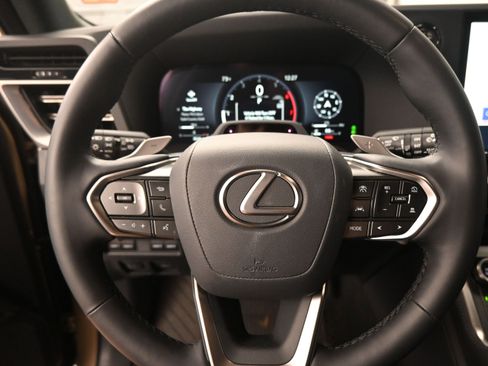 Used 2025 Lexus GX 550 w/ Accessory Package (32) AWD/4WD image 11