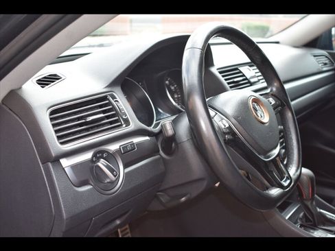 Used 2018 Volkswagen Passat 2.0T R-Line image 15