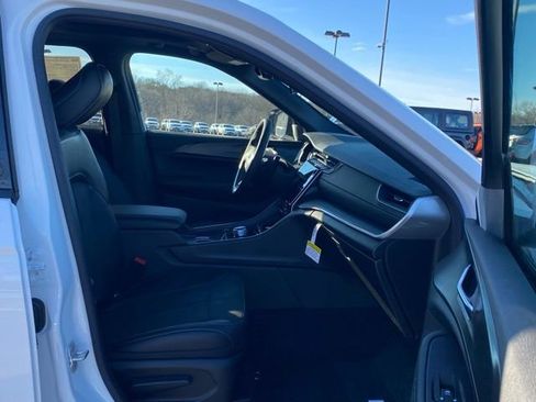 New 2025 Jeep Grand Cherokee Altitude AWD/4WD image 27