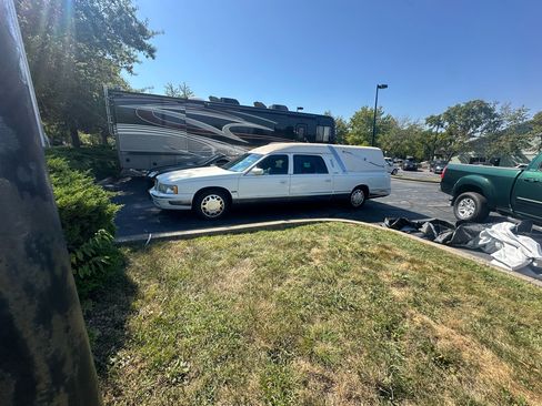 Used 1997 Cadillac De Ville Limousine image 3