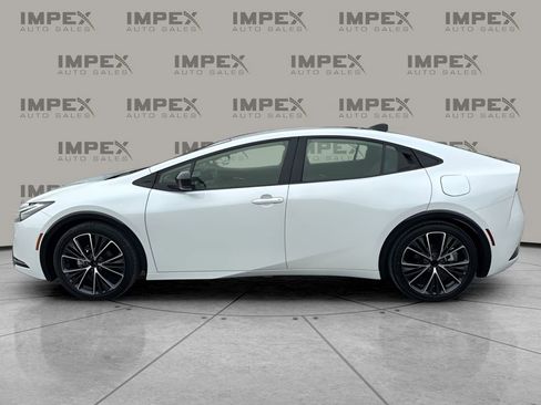 Used 2025 Toyota Prius XLE image 2