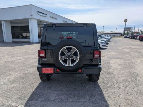 Used 2023 Jeep Wrangler Unlimited Sahara AWD/4WD image 4