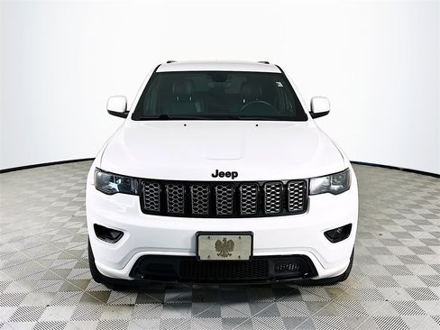 Used 2018 Jeep Grand Cherokee Altitude image 2