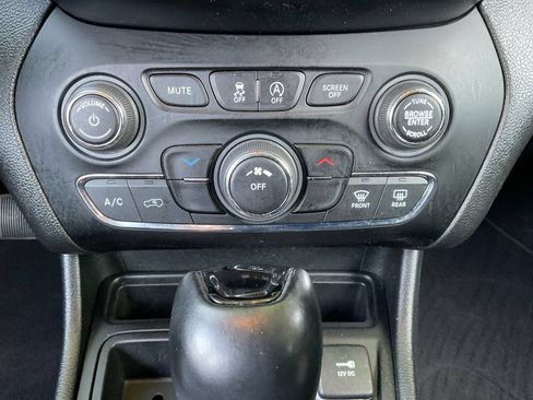 Used 2021 Jeep Cherokee Latitude Plus FWD image 26