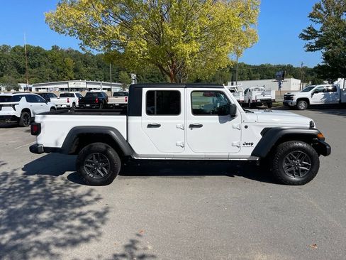 Used 2025 Jeep Gladiator Sport AWD/4WD image 8