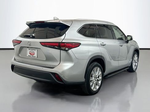 Used 2022 Toyota Highlander Limited FWD image 4