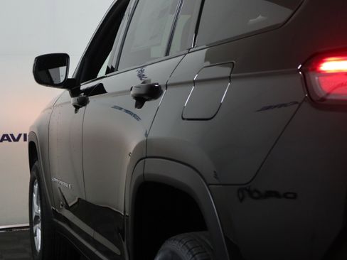 New 2025 Jeep Grand Cherokee L Laredo image 10