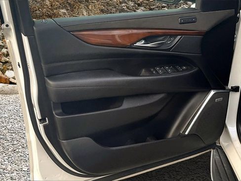 Used 2019 Cadillac Escalade Luxury image 20