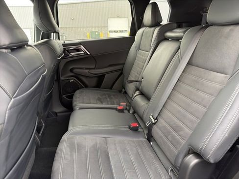 Used 2025 Mitsubishi Outlander SE image 33