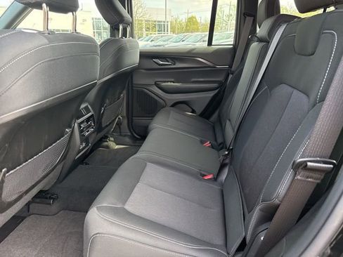 Used 2025 Jeep Grand Cherokee Laredo X image 23