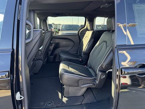 New 2026 Chrysler Pacifica Limited image 21