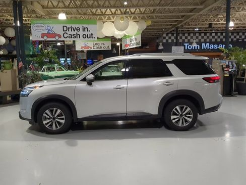 Used 2025 Nissan Pathfinder SL AWD/4WD image 10