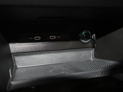 Used 2024 Volkswagen Taos SE image 17