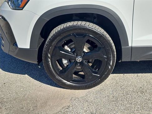 New 2026 Volkswagen Taos SE image 9