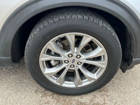 Used 2021 Ford Explorer XLT w/ Equipment Group 202A image 10