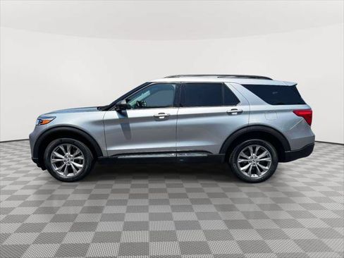 Used 2023 Ford Explorer XLT w/ Equipment Group 202A AWD/4WD image 4