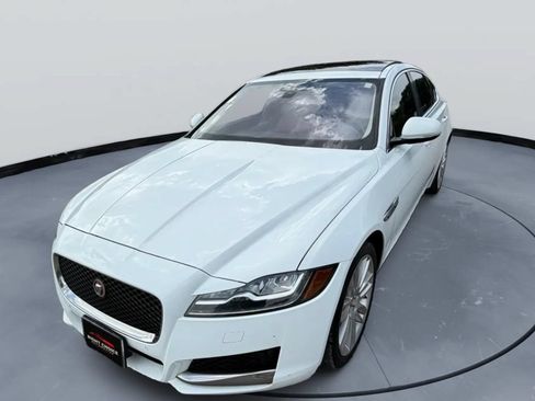 Used 2017 Jaguar XF Prestige RWD image 3