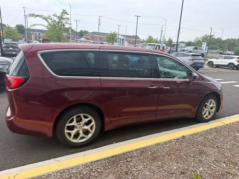 Used 2018 Chrysler Pacifica Touring Plus w/ Tire & Wheel Group FWD image 6