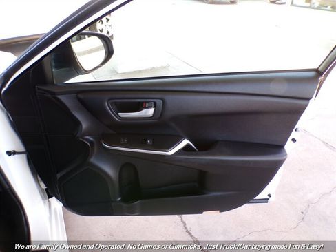 Used 2016 Toyota Camry SE FWD image 30