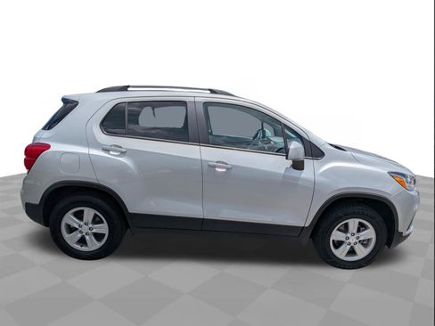Certified 2022 Chevrolet Trax LT w/ LT Convenience Package AWD/4WD image 3