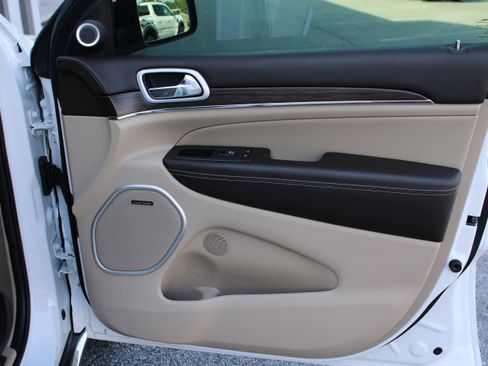 Used 2020 Jeep Grand Cherokee Summit image 16