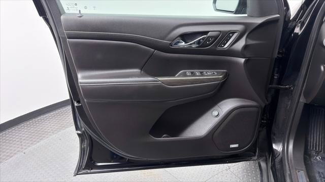 Used 2023 GMC Acadia SLT w/ Technology Package FWD image 13