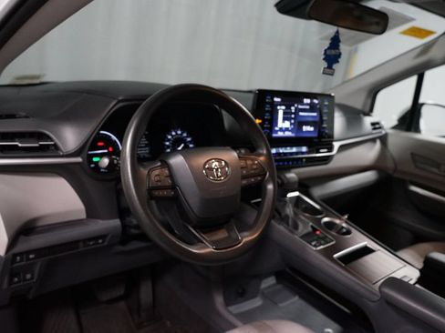 Used 2023 Toyota Sienna LE FWD image 7