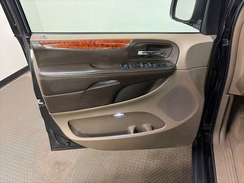 Used 2013 Chrysler Town & Country Touring-L w/ Driver Convenience Group image 14