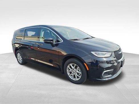 Used 2024 Chrysler Pacifica Touring-L FWD image 7