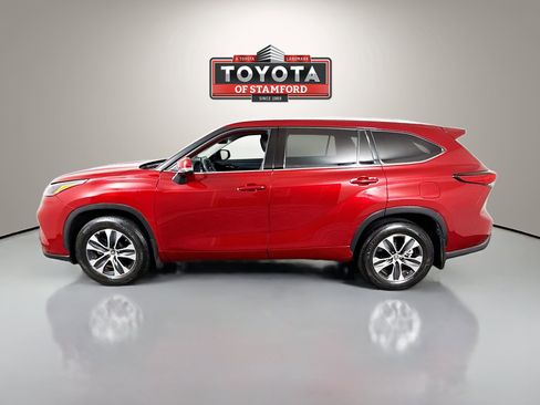 Certified 2022 Toyota Highlander XLE image 4