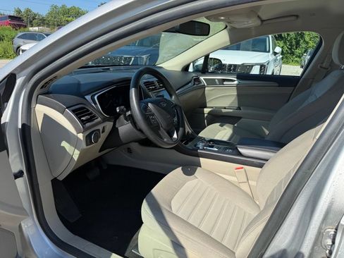 Used 2019 Ford Fusion SE FWD image 9
