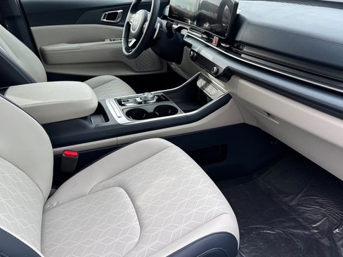 New 2026 Kia Carnival EX image 17