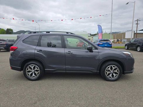 Used 2022 Subaru Forester Premium AWD/4WD image 6