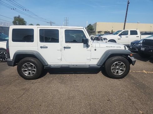 Used 2015 Jeep Wrangler Unlimited Rubicon w/ Connectivity Group AWD/4WD image 17
