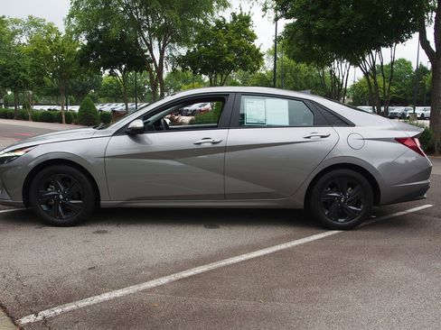 Used 2023 Hyundai Elantra SEL w/ Cargo Package FWD image 4