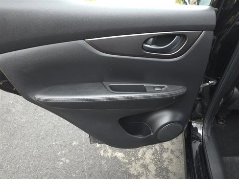 Used 2018 Nissan Rogue Sport S image 33