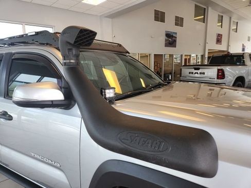 Used 2023 Toyota Tacoma TRD Off-Road w/ TRD Premium Off Road Package AWD/4WD image 15