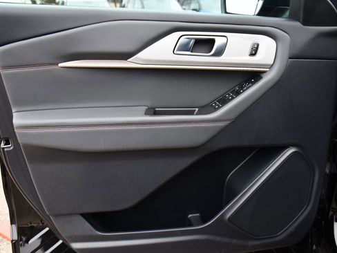 Used 2025 Ford Explorer Active AWD/4WD image 22