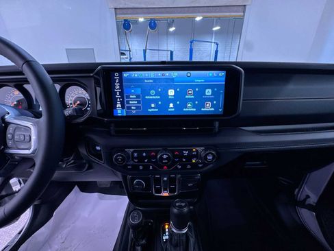 Used 2024 Jeep Wrangler Unlimited Sahara w/ Technology Group AWD/4WD image 23