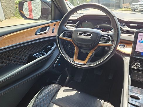 Used 2024 Jeep Grand Cherokee Summit AWD/4WD image 9
