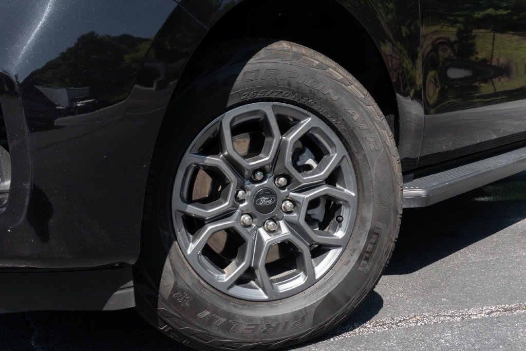 Used 2025 Ford Expedition Active RWD image 2