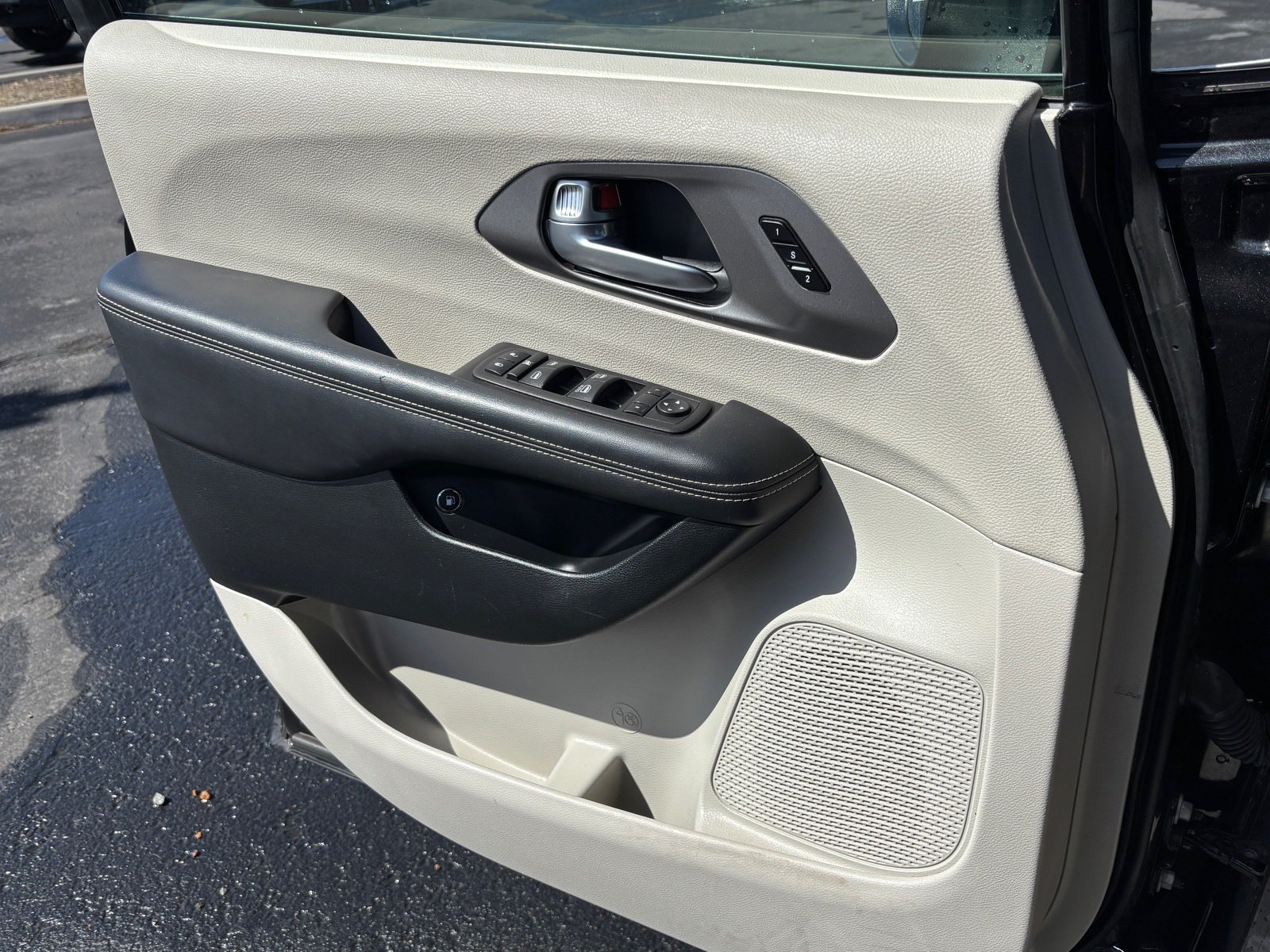 Used 2023 Chrysler Pacifica Touring-L FWD image 11