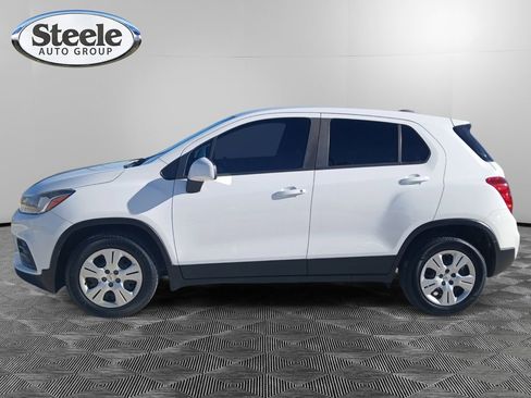 Used 2017 Chevrolet Trax LS image 2