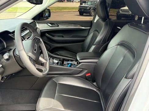 Used 2023 Jeep Grand Cherokee L Limited w/ Black Appearance Package AWD/4WD image 18