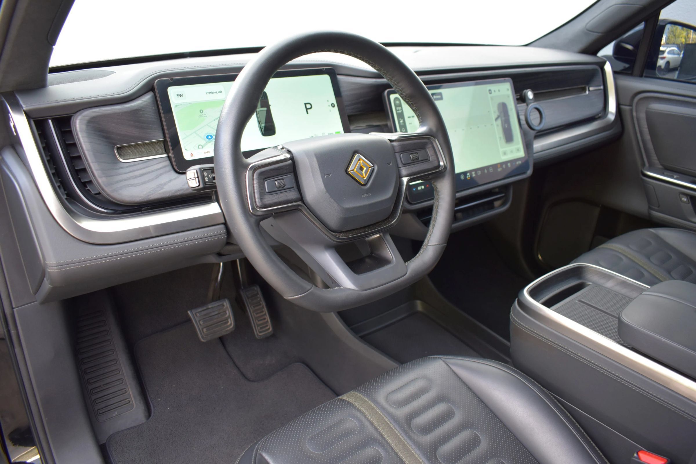 Used 2025 Rivian R1S Adventure Dual AWD/4WD image 3
