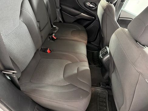 Used 2020 Jeep Cherokee Latitude w/ Cold Weather Group FWD image 22