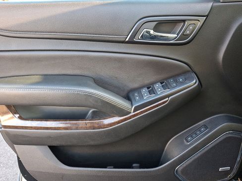 Used 2018 Chevrolet Suburban LT image 12