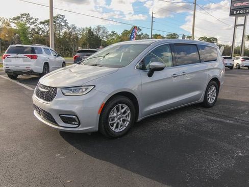 Used 2023 Chrysler Pacifica Touring-L FWD image 4