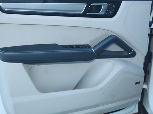 Certified 2023 Porsche Cayenne Platinum Edition image 23