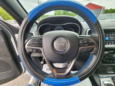 Used 2019 Jeep Grand Cherokee Laredo AWD/4WD image 21